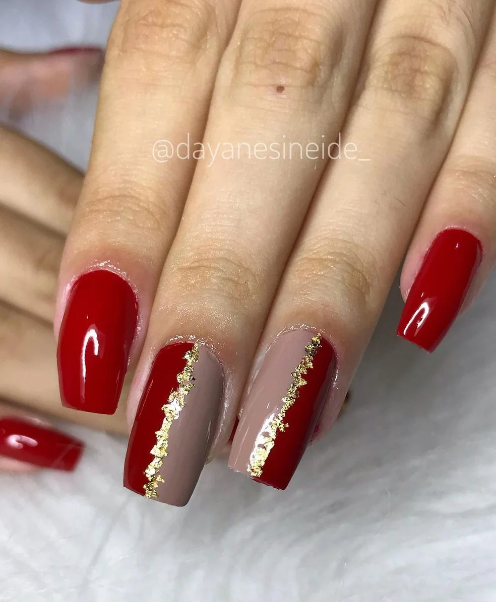 Estilo Rocker: Vermelho Escuro Quase Preto com Detalhes em Folha de Ouro Envelhecida - inspiração