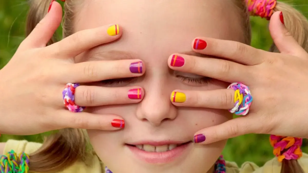 Unha de Confete com Esmaltes Coloridos e Picotes: Uma Festa nas Unhas - ideia