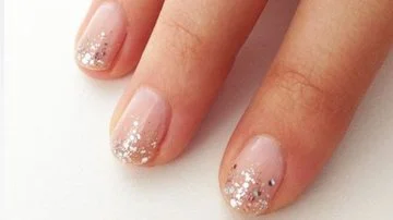 Unhas Curtas com Glitter Degradê: Glamour na Medida Certa - ideia