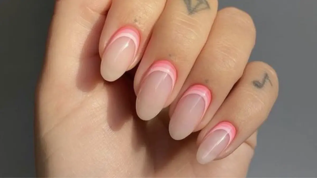 Unhas de Gel com Francesinha Invertida: Reinventando o Clássico - inspiração