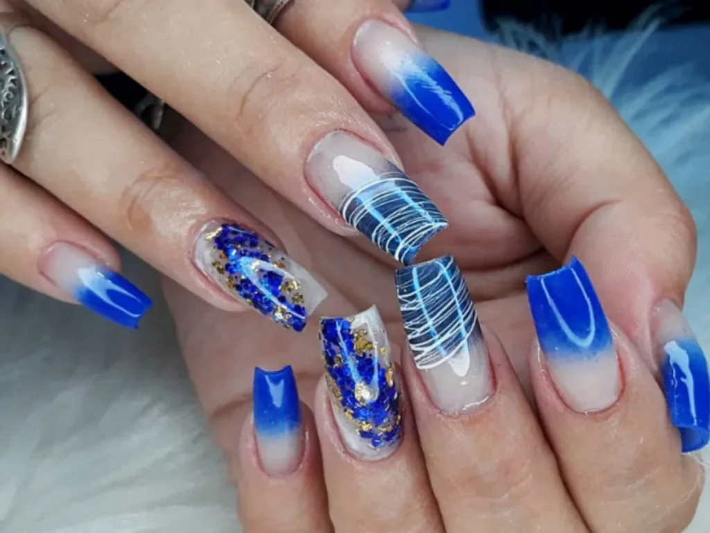 Unha Única Azul Royal com Glitter Holográfico: Brilho Festivo - inspiração