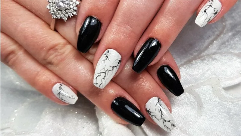 Unhas Pretas com Desenhos Tribais em Branco: Uma Explosão de Arte - inspiração
