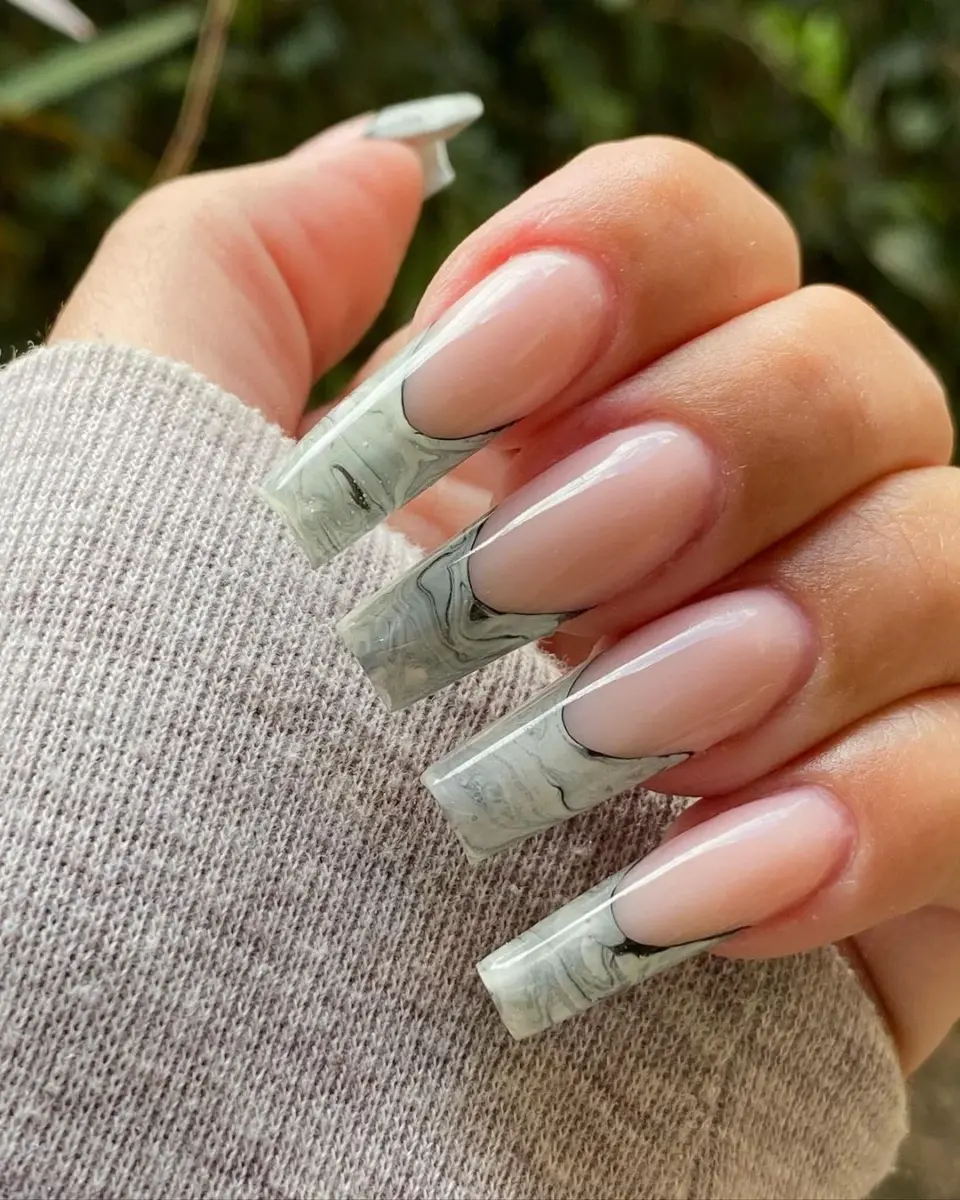Unhas Marmorizadas em Tons de Cinza e Branco - inspiração