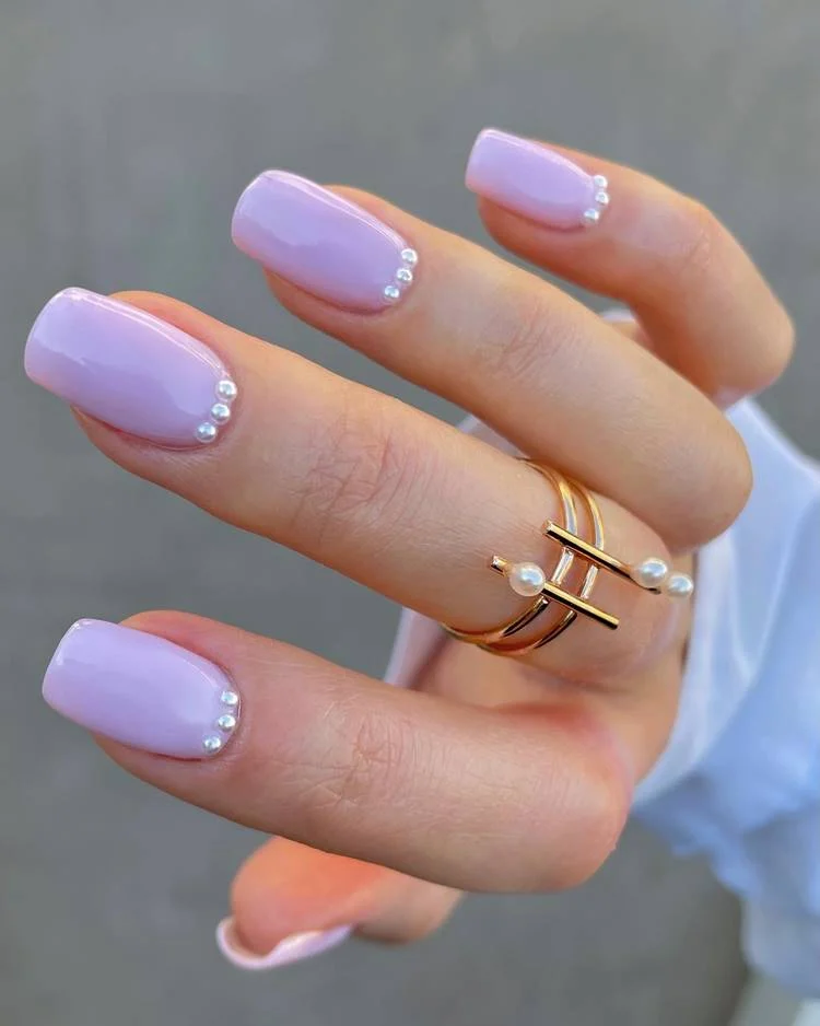 Unhas Decoradas com Micro Pérolas: Glamour Minimalista - detalhe