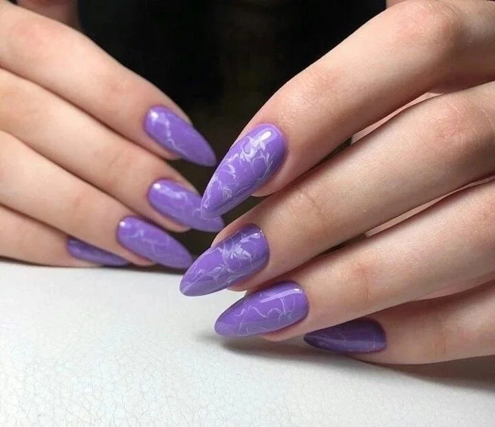 Unhas Marmorizadas em Lavanda e Branco - ideia