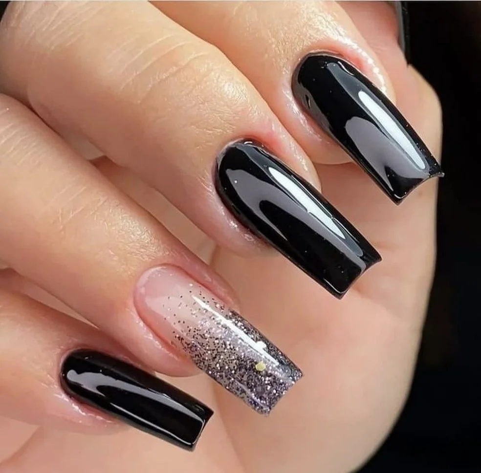 Unhas Pretas com Degradê para Glitter Prata - detalhe