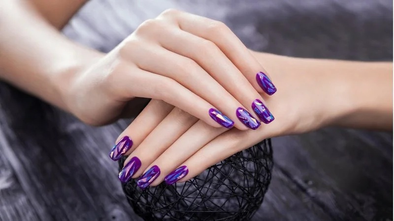 Unhas Decoradas com Esmalte Holográfico - ideia