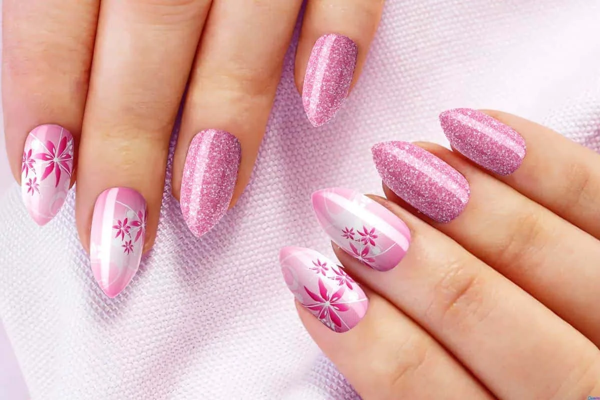 Glitter Rosado Iridescente em Unhas Stiletto: Poder e Brilho - detalhe