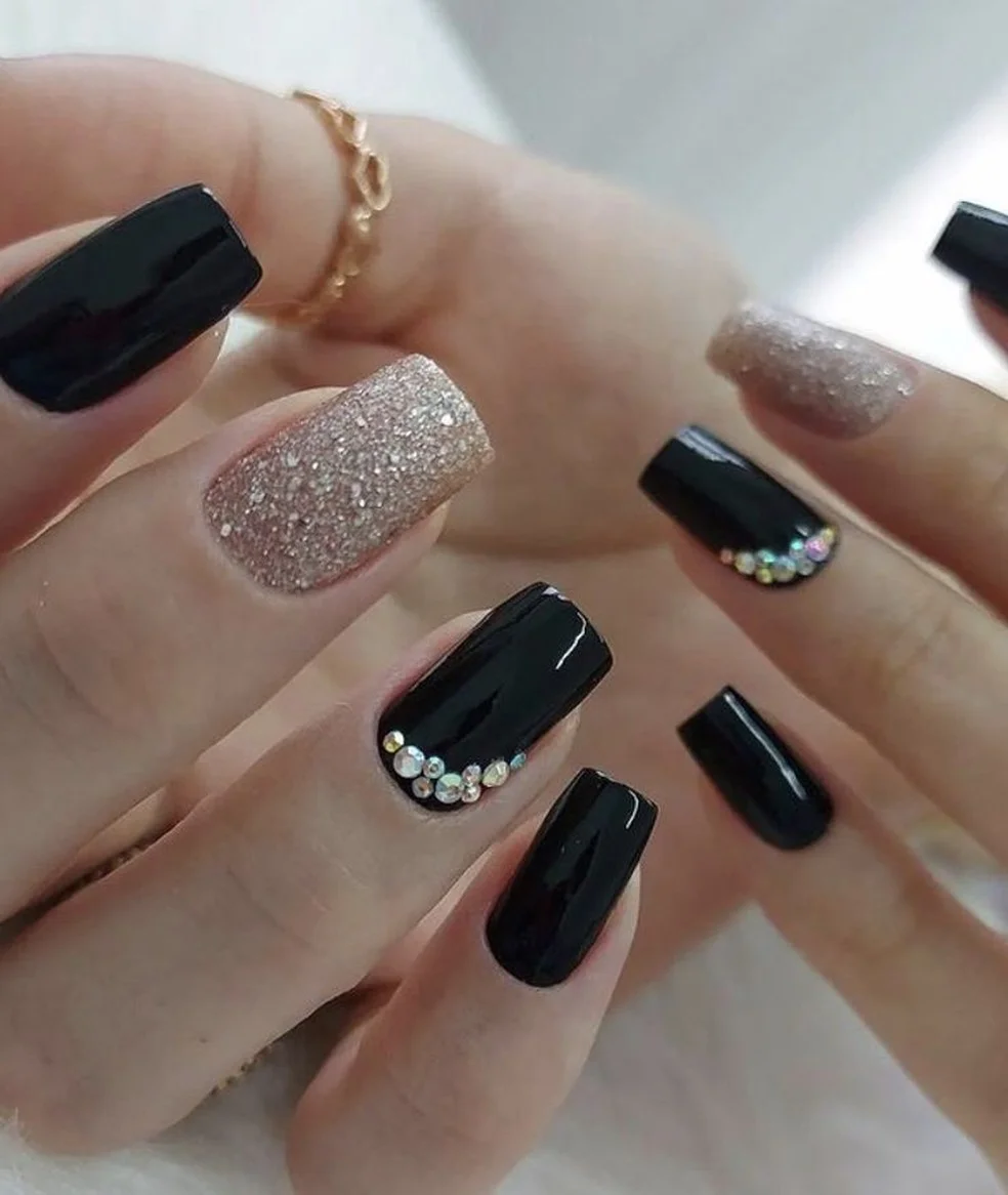 Unhas Pretas Fosca com Detalhes em Glitter Prata: Rock Glam - inspiração
