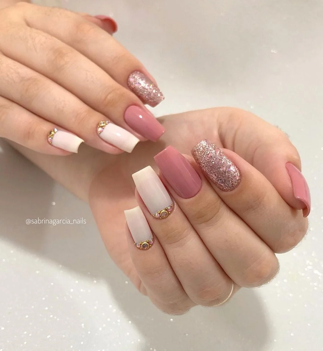 Unha Rosa Pastel com Glitter Dourado: Combinação Sofisticada - inspiração