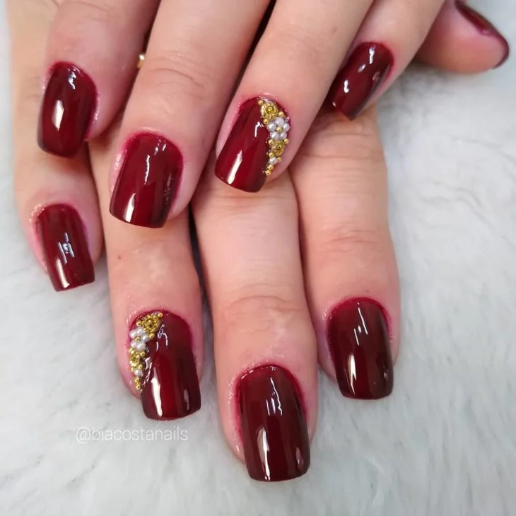 Vermelho Queimado com Acabamento Fosco e Detalhe em Strass - detalhe