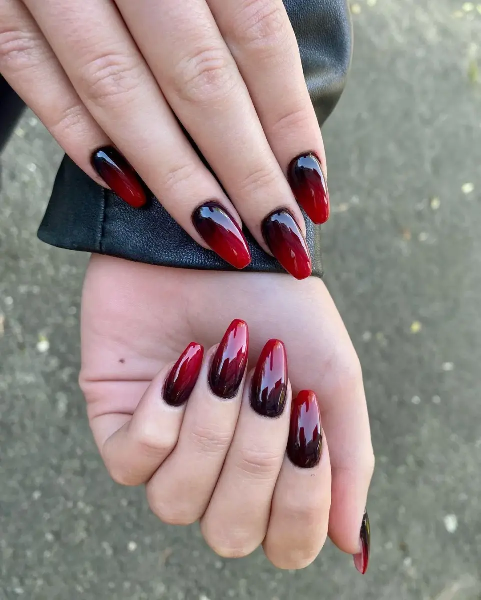 Estilo Rocker: Unha Preta com Glitter Vermelho Rubi - inspiração