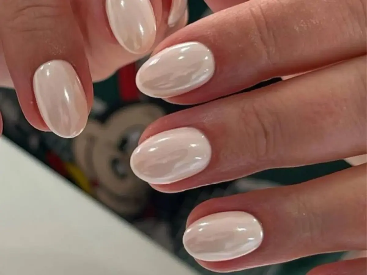 Branco Leitoso com Aplicações de Pérolas: Delicadeza e Romantismo em Cada Detalhe - detalhe