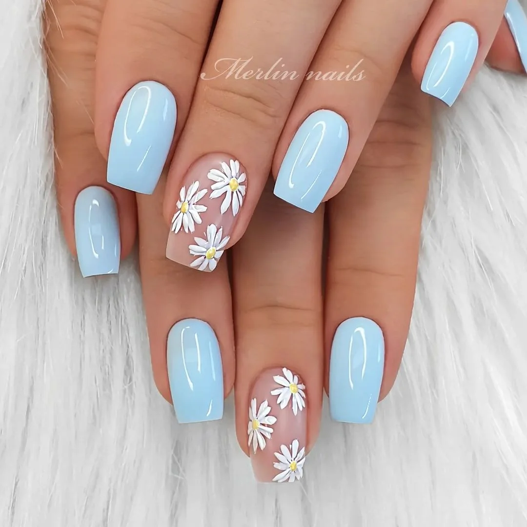 Unhas Azul Pastel com Flores Delicadas em Relevo: Romantismo em Destaque - detalhe