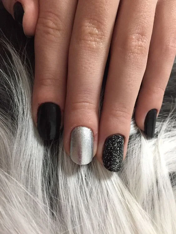 Unhas Pretas Fosca com Detalhes em Glitter Prata: Rock Glam - ideia