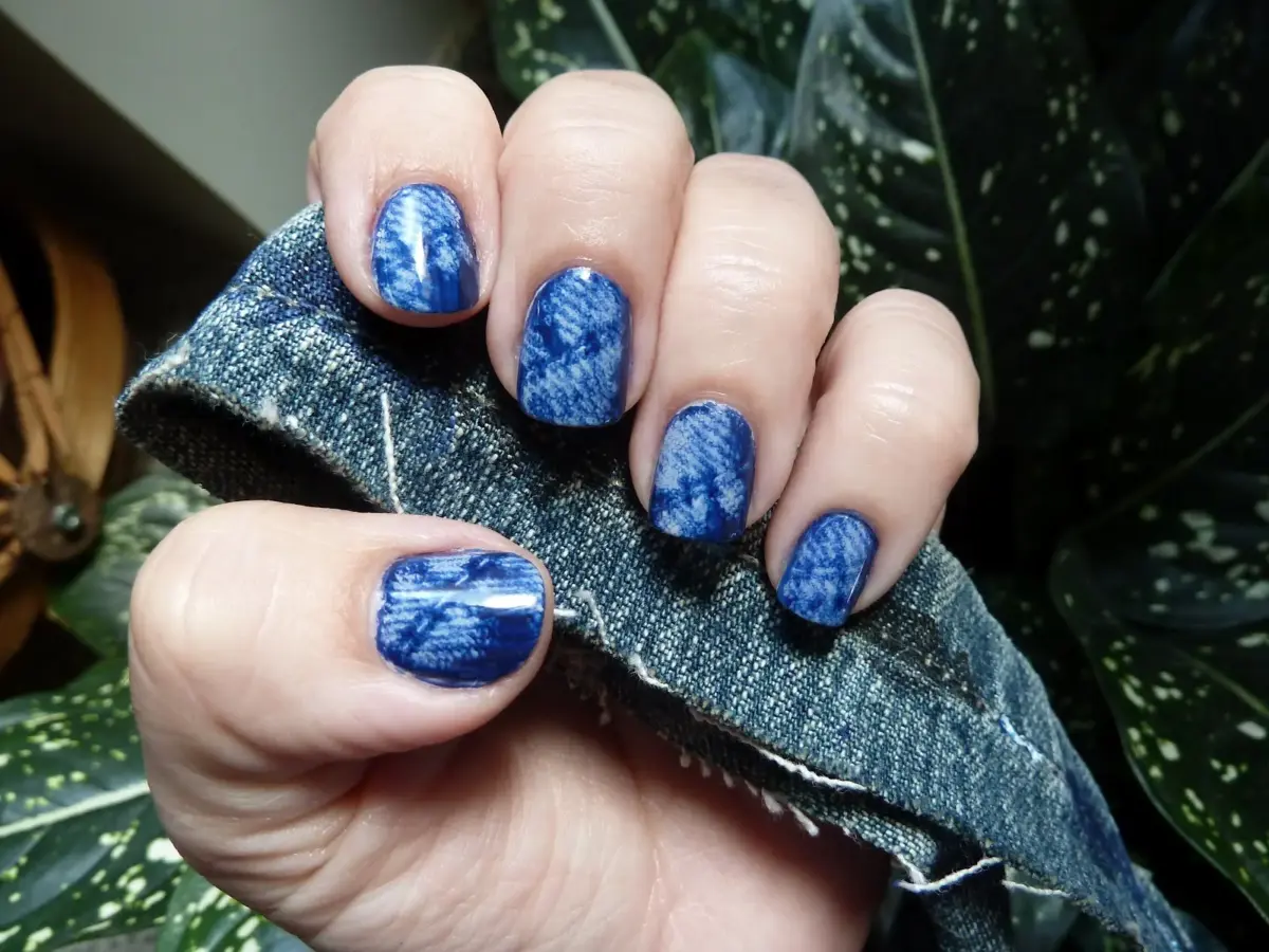 Unha Jeans Ombré: Do Azul Profundo ao Delicado - detalhe