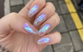 Efeito Aurora Boreal: Unhas que Capturam o Céu Noturno - detalhe