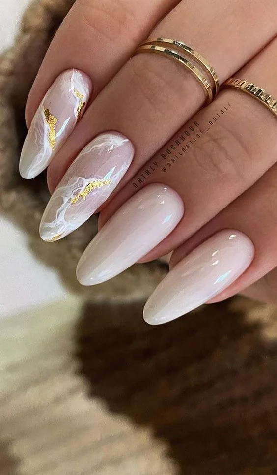 Unhas Decoradas com Efeito Mármore: Elegância e Sofisticação - detalhe