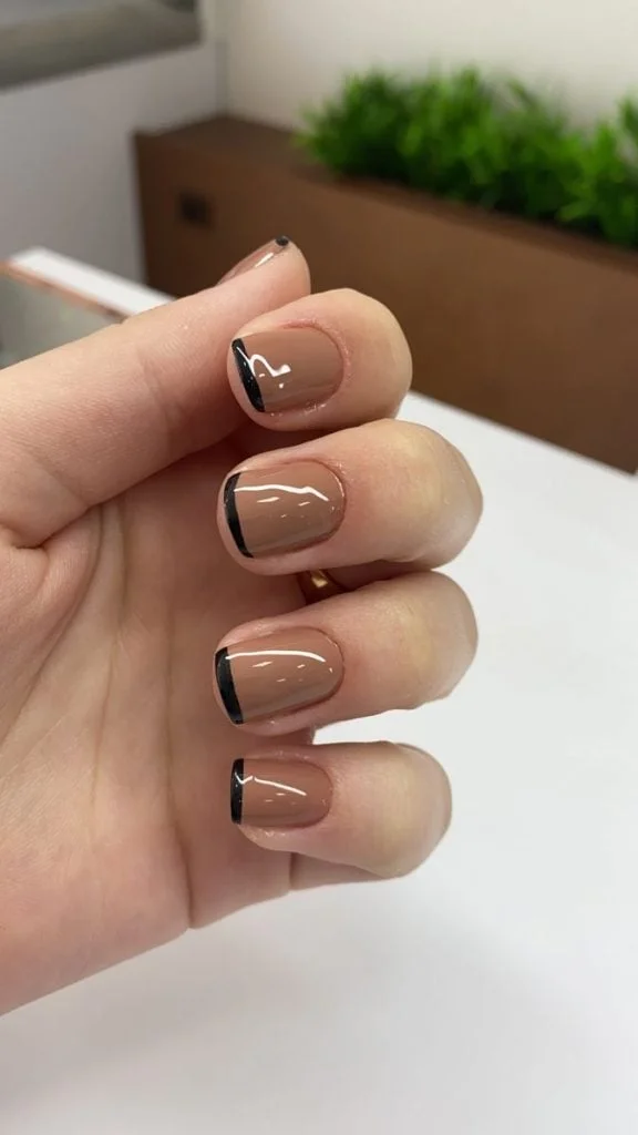 Unhas Curtas com Francesinha Micro: Elegância Minimalista - detalhe