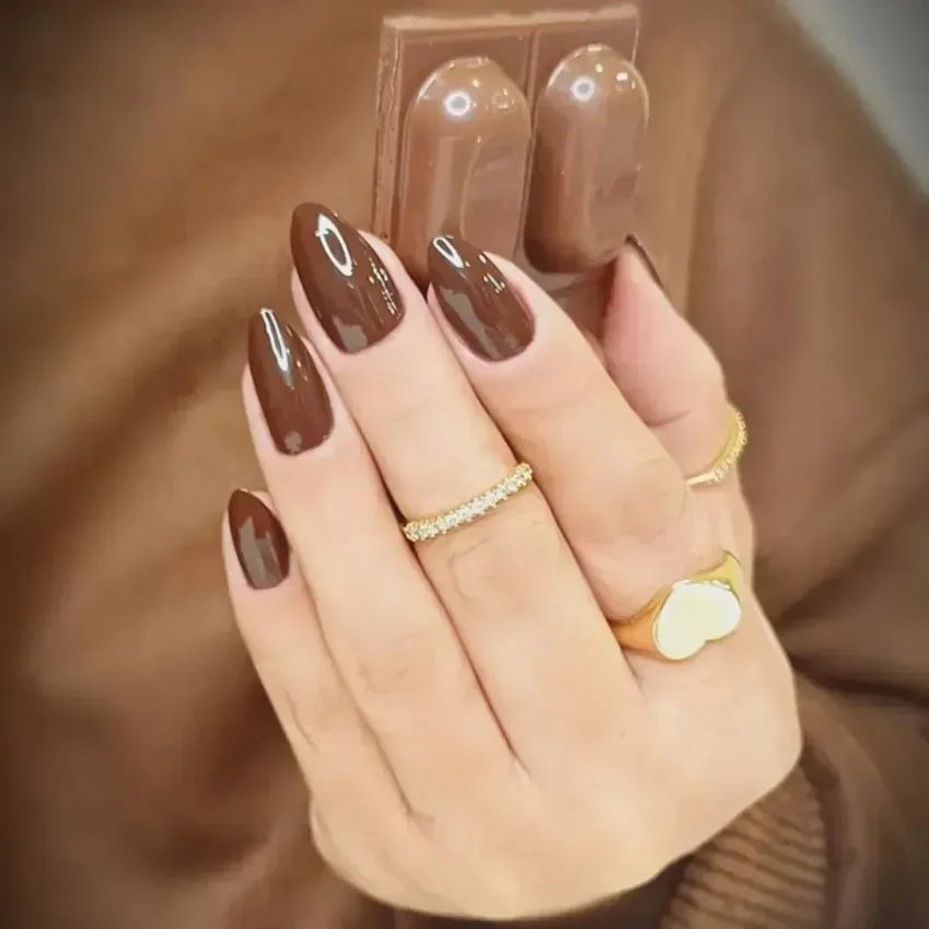 Unhas Chocolate Quente: Sofisticação Cremosa - detalhe
