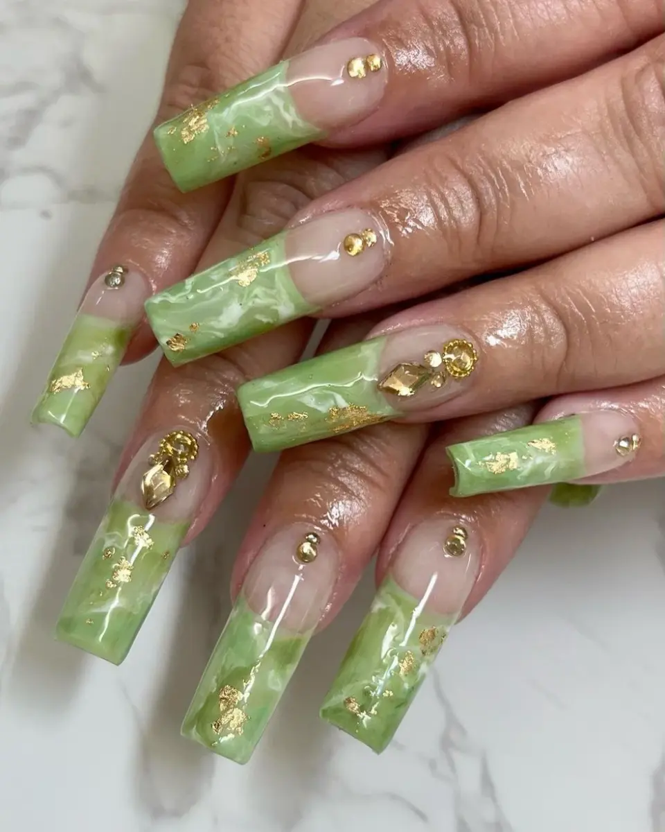 Unhas Esculpidas com Acrílico e Pedrarias: Luxo Extravagante - ideia