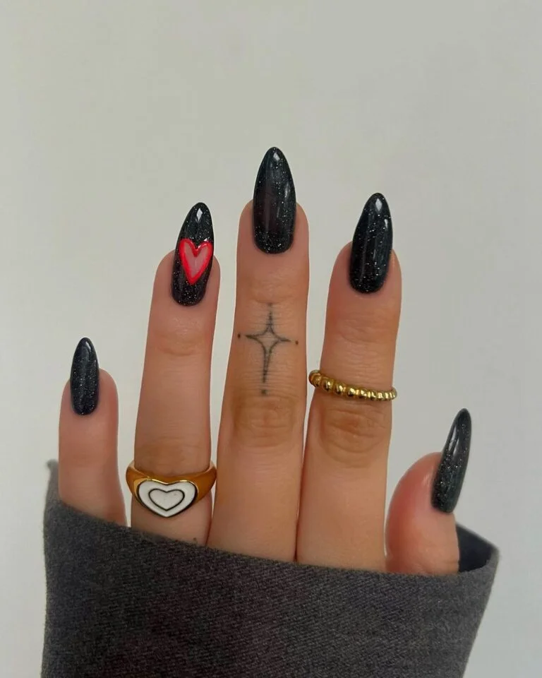 Estilo Rocker: Unha Preta com Glitter Vermelho Rubi - ideia