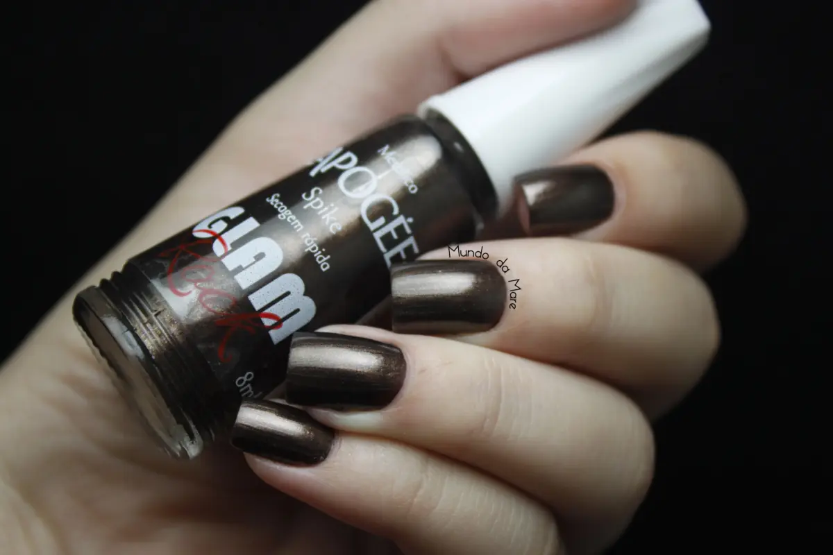 Esmalte Preto com Detalhes em Foil Dourado: Rock Glam - detalhe