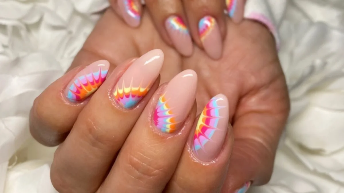 Unhas Tie-Dye Psicodélico: Cores Vibrantes em Movimento - detalhe