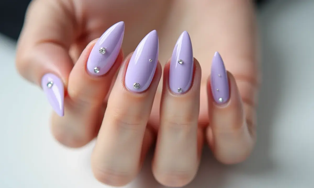 Amendoada com Ombré Sutil em Tons de Lilás: Romance Moderno - detalhe