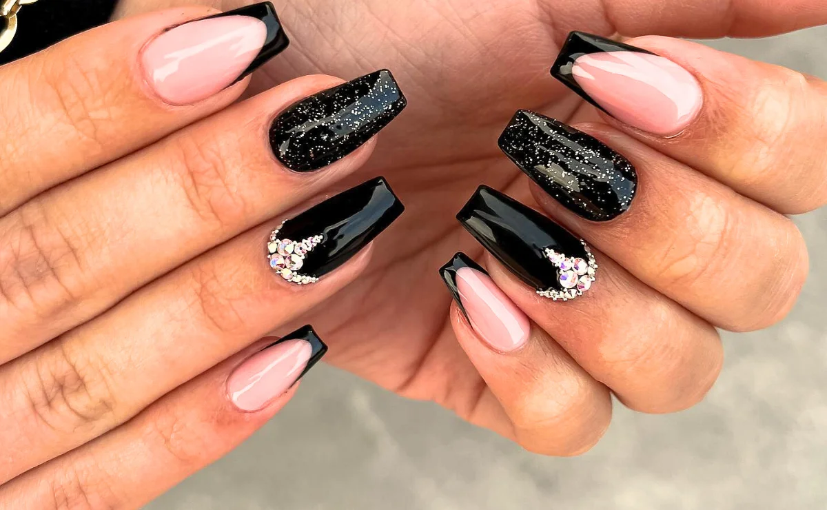 Unhas Pretas Assimétricas com Folhas de Ouro: Toque Exclusivo - detalhe