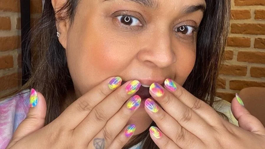 Unhas Decoradas com Efeito Tie-Dye - ideia