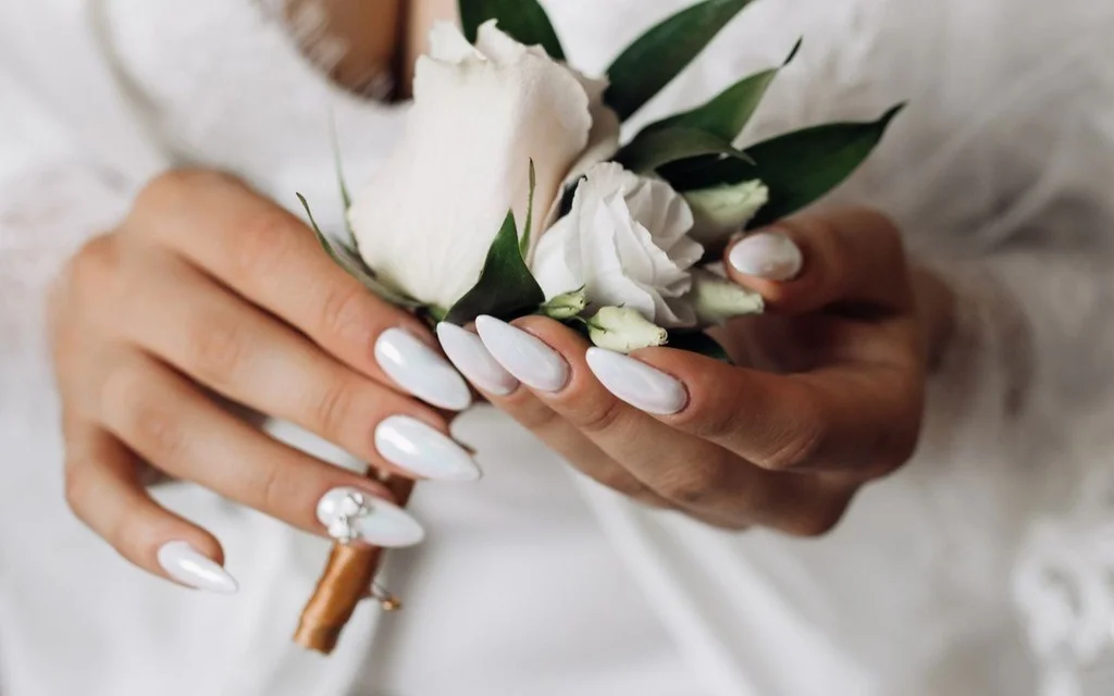 Unhas Alongadas com Gel e Flores Secas - ideia