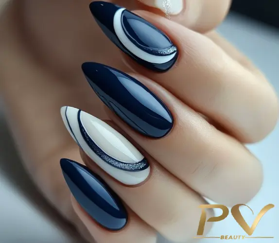 Unhas Azul Elétrico Foscas com Listras Finas Prateadas: Minimalismo Impactante - detalhe