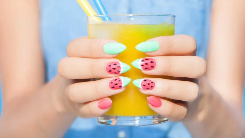 Unha de Melancia com Esmalte e Pincel Fino: Uma Fruta Deliciosa nas Unhas - ideia
