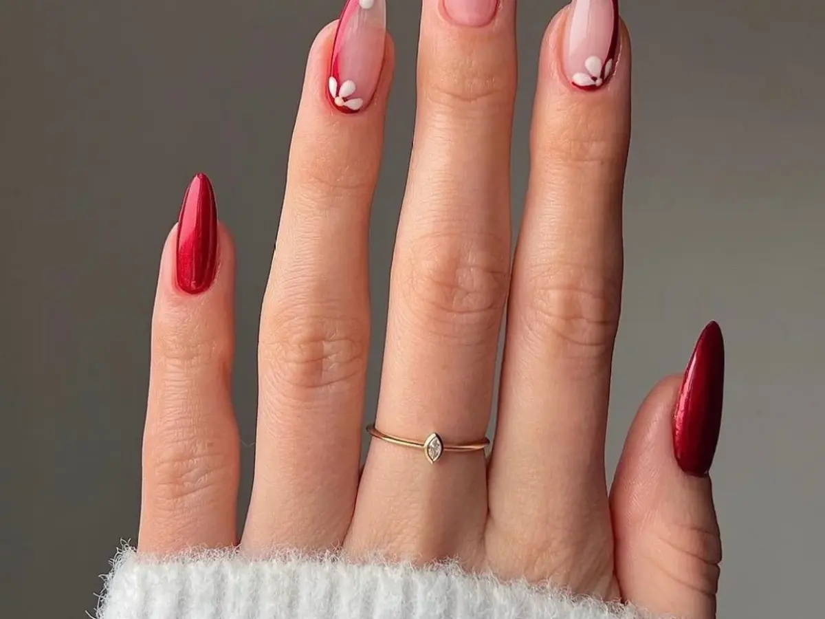 Elegância Noturna: Unhas Vermelhas com Efeito Metalizado - detalhe