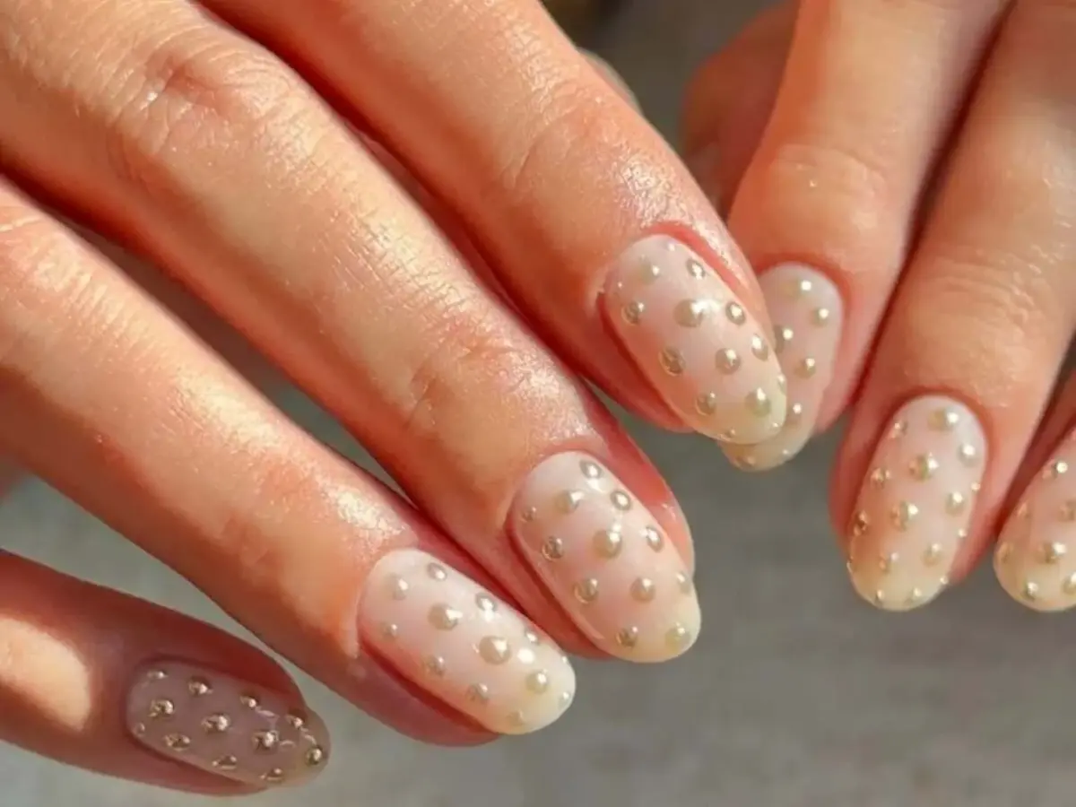 Poá Pastel Retrô: Charme Vintage nas Pontas dos Dedos - detalhe