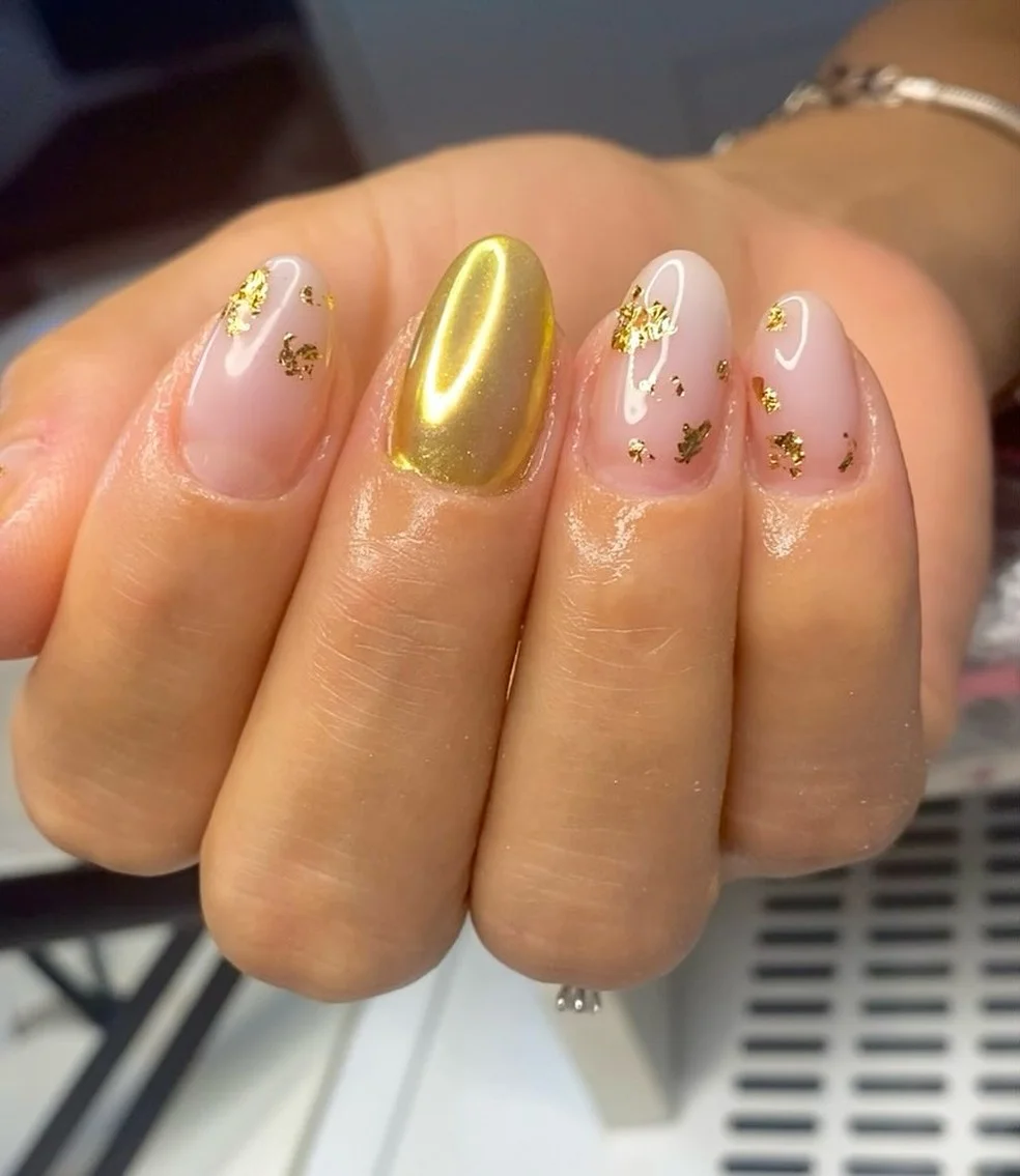 Unhas Decoradas com Folhas de Ouro - detalhe