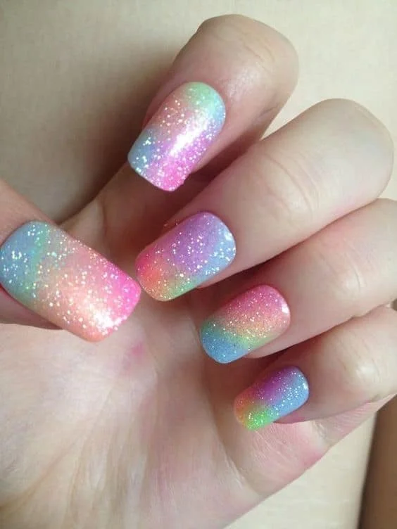 Unha Tie-Dye com Esmaltes Pastel: Cores Suaves e um Visual Hippie Chic - detalhe
