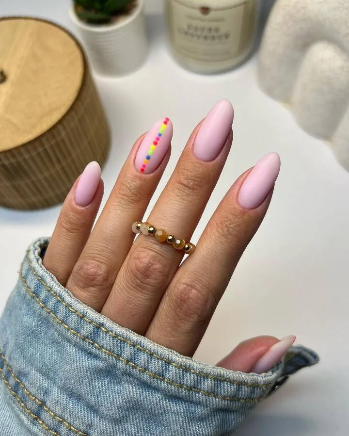 Decoração de Unhas Amêndoa com Carimbo - ideia