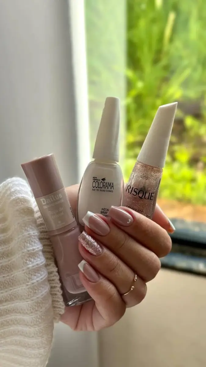 Glitter Cristalino sobre Esmalte Nude para um Look Elegante - ideia