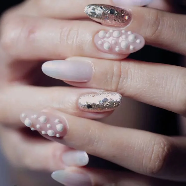 Unhas com Aplicação de Pérolas: Um Clássico Repaginado - ideia