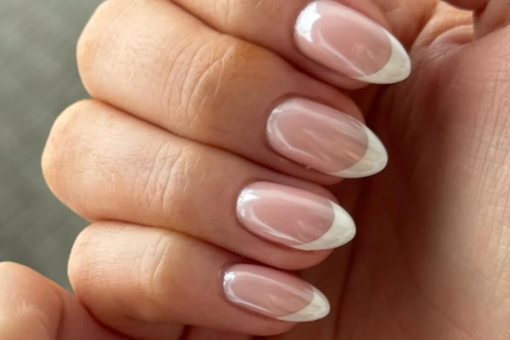 Francesinha de Gel com Acabamento Cromado: Um Espelho nas Suas Unhas - inspiração