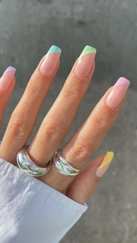 Unhas Francesinhas Coloridas com Esmalte: Um Clássico Repaginado - detalhe