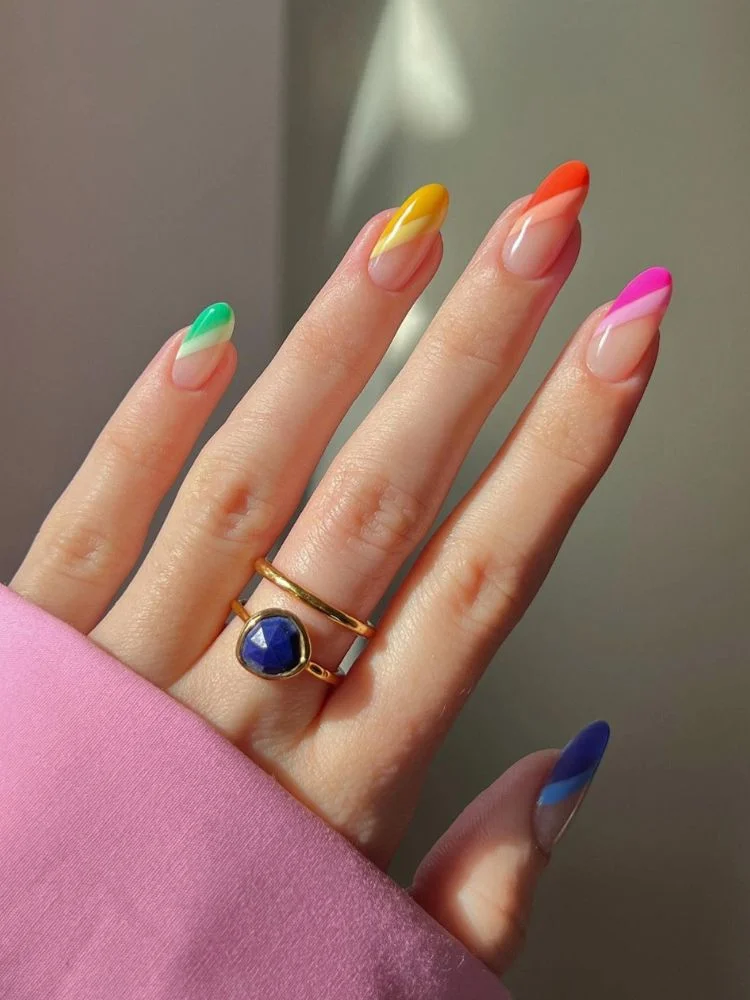 Unhas com Efeito Holográfico Rainbow: Um Show de Cores Iridescentes - detalhe