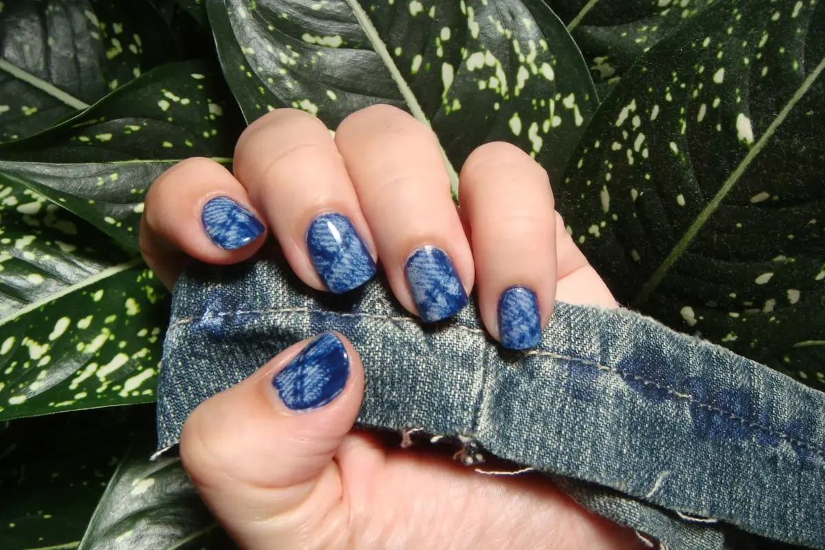 Desenho Jeans Customizado à Mão Livre: Exclusividade em Cada Traço - detalhe