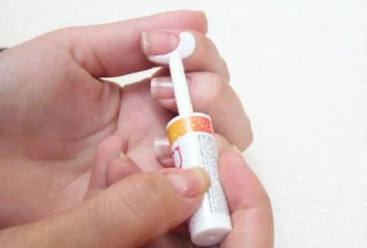 Unhas com esmalte cremoso + película protetora - ideia