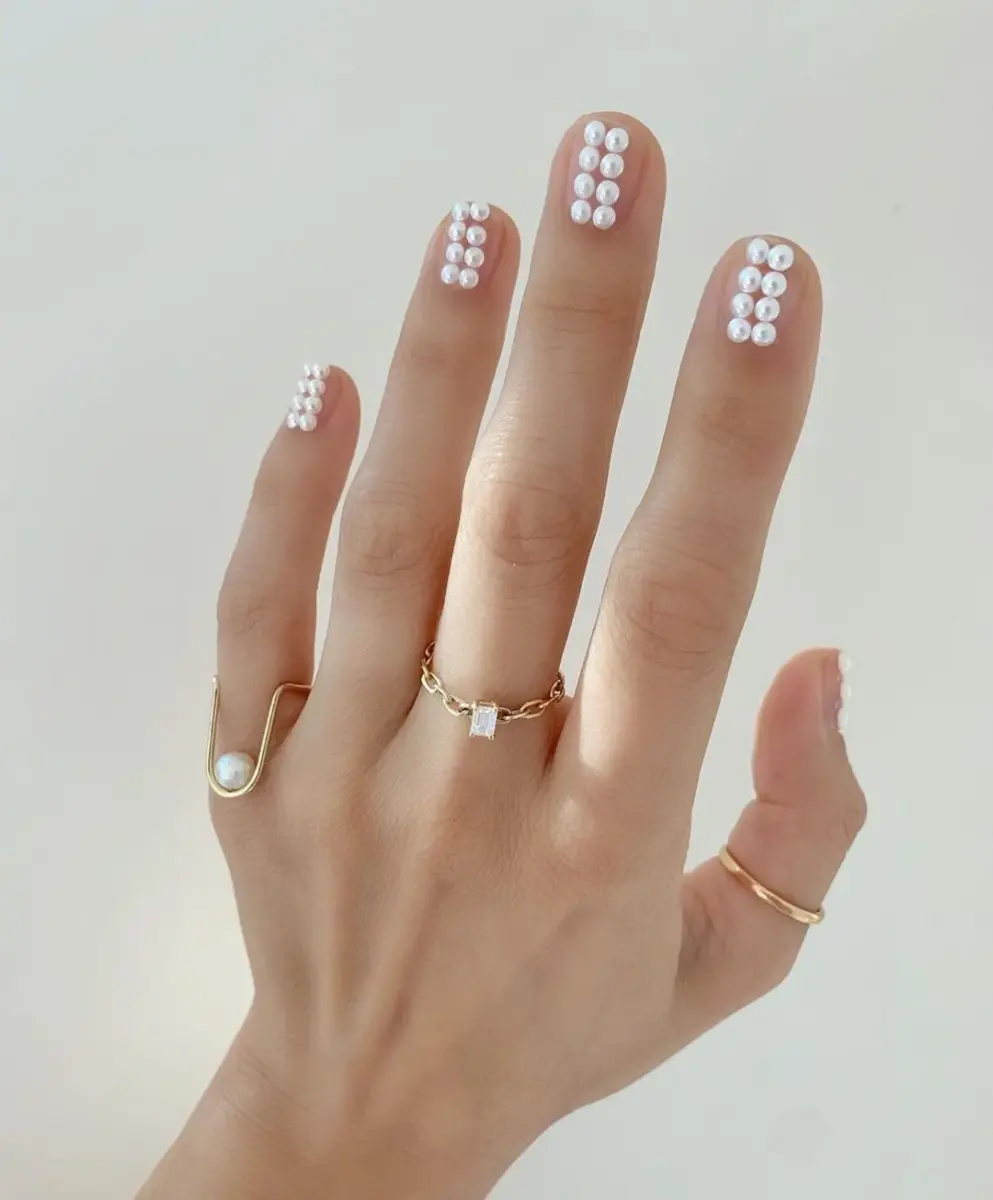 Unhas Minimalistas com Micro Cristais: Elegância Discreta - ideia