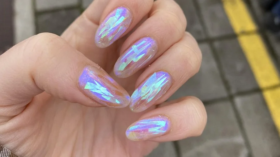 Unhas Cromadas com Efeito Aurora Boreal - ideia