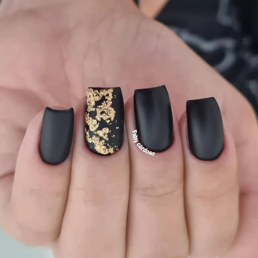 Unhas Pretas com Folhas de Ouro Delicadas: Um Toque de Realeza - ideia