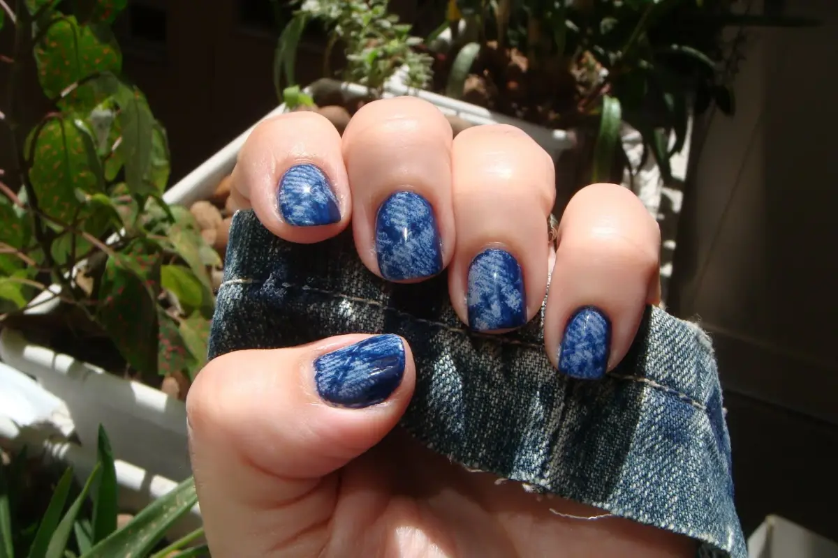 Jeans Desfiado com Corrente: Rock'n'Roll nas Unhas - ideia
